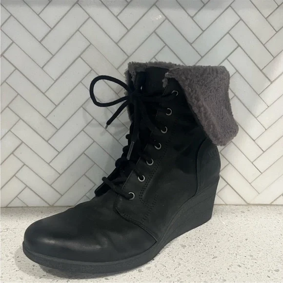 UGG Zea Wedge Boot Black Size 11 - Picture 4 of 14